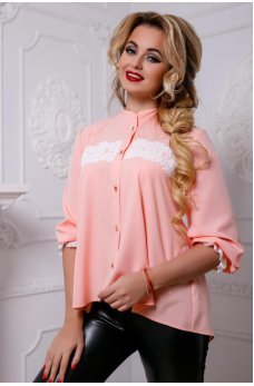 Персиковая нежная блуза с ажурной вставкой