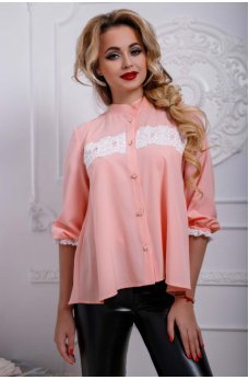 Персиковая нежная блуза с ажурной вставкой