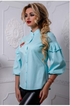 Романтичная голубая блузка с вышивкой