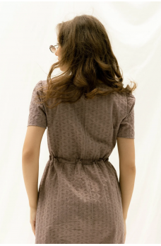 Бежево-коричневое короткое платье с вышивкой