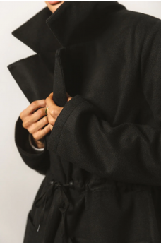 Черное универсальное женское пальто на пуговицах