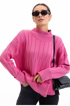 Темно-розовый яркий свитер с разрезами