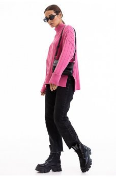 Темно-розовый яркий свитер с разрезами