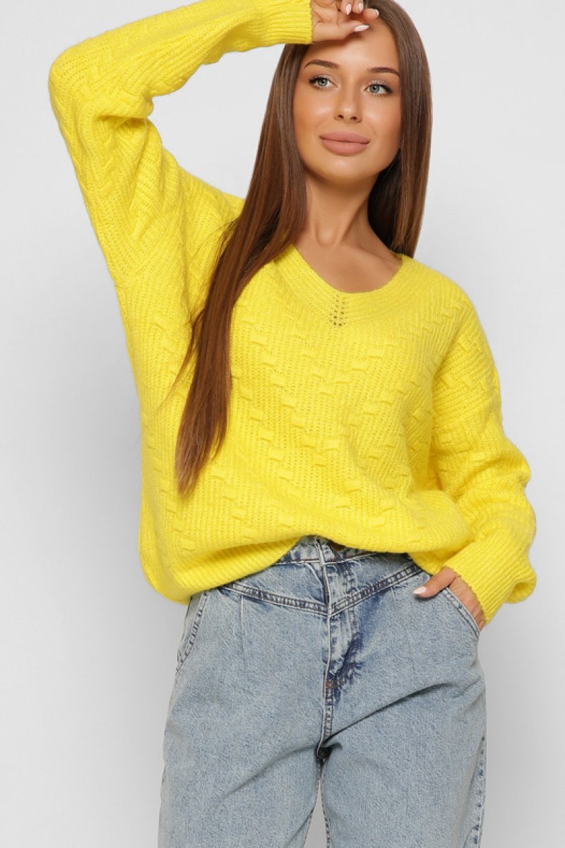 Желтый свитер из толстой пряжи, вязаный спицами