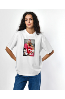 Белая удобная футболка с прикольным принтом