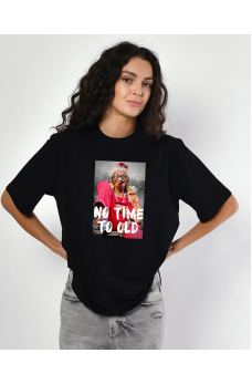 Черная модная трендовая футболка