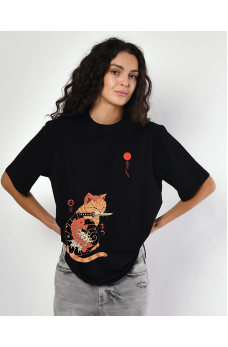 Черная лаконичная принтованная футболка