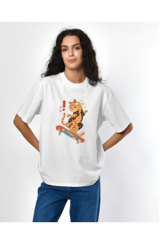 Белая практичная футболка с принтом