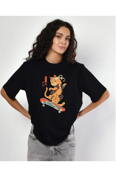 Черная женская футболка с принтом кота на скейте