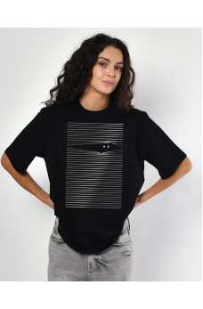 Черная удобная футболка оверсайз с принтом