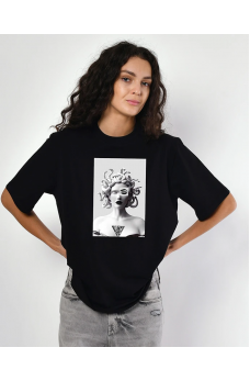 Черная практична футболка оверсайз с принтом