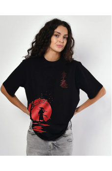 Черная лаконичная футболка с принтом самурай