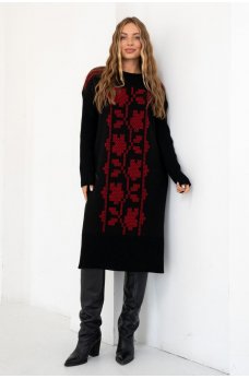 Черное вязаное платье с принтом красного цвета