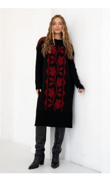 Черное вязаное платье с принтом красного цвета