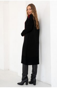 Черное вязаное платье с принтом красного цвета