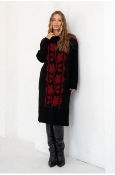 Черное вязаное платье с принтом красного цвета