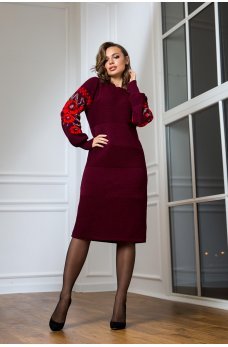 Вязаное бордовое платье в национальном стиле с вышивкой