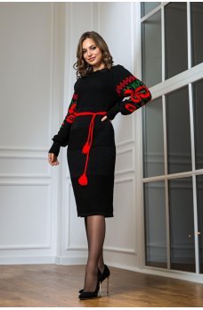 Вязаное платье в национальном стиле с красной вышивкой