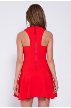 Красное платье с украшением