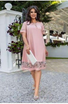Розовое эффектное батальное платье миди