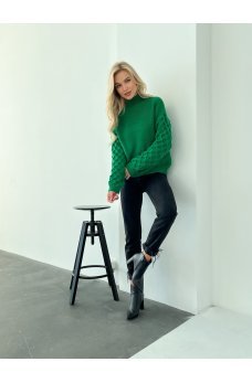 Яркий зеленый вязаный свитер с необычными рукавами