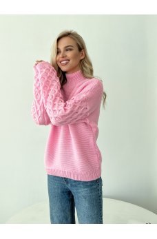 Розовый вязаный свитер с необычными рукавами