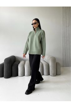 Оливковый практичный свитер из жаккардовой вязки