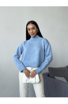Нежно-голубой практичный свитер на каждый день