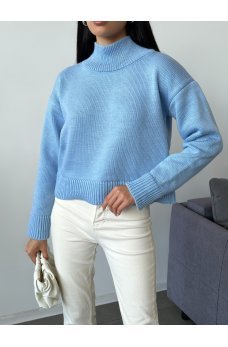 Нежно-голубой практичный свитер на каждый день