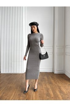 Серое женственное платье из мелкой вязки
