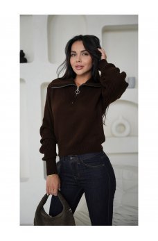 Коричневый вязаный свитер с молнией на воротнике