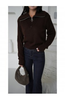 Коричневый вязаный свитер с молнией на воротнике