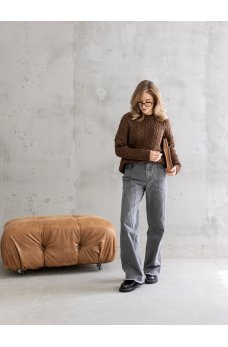 Мягкий свитер с косами карамельного цвета