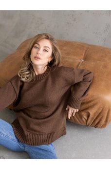 Вязаный трендовый свитер карамельного цвета
