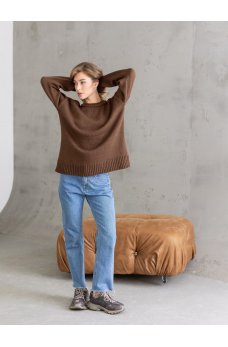 Вязаный трендовый свитер карамельного цвета