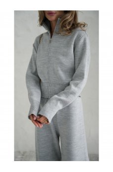 Светло-серый лаконичный вязаный комплект