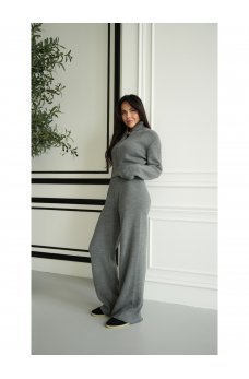 Серый практичный вязаный комплект