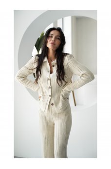 Бежевый лаконичный женский костюм