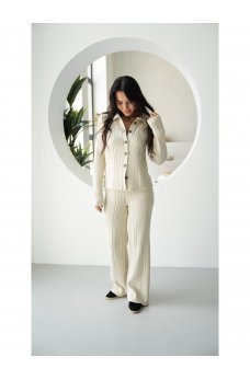 Бежевый лаконичный женский костюм