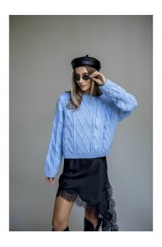 Голубой вязаный женский свитер с узором