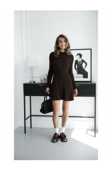 Актуальное вязаное платье коричневого цвета