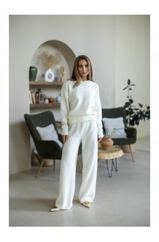 Очаровательный мягкий костюм молочного цвета