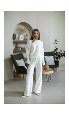 Очаровательный мягкий костюм молочного цвета