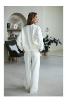 Очаровательный мягкий костюм молочного цвета