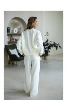 Очаровательный мягкий костюм молочного цвета