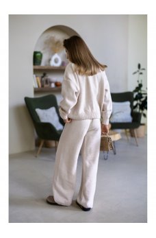 Бежевый привлекательный костюм из плотной вязки