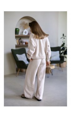 Бежевый привлекательный костюм из плотной вязки