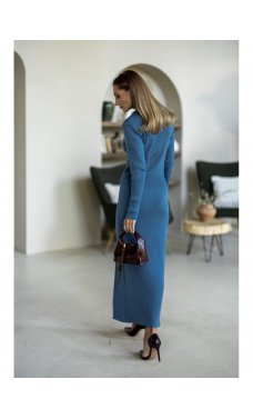 Синее длинное приталенное платье с разрезом