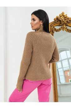 Замечательный женский свитер цвета кэмел