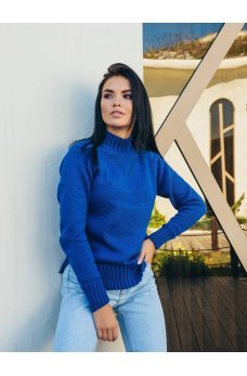 Уютный женский свитер цвета электрик